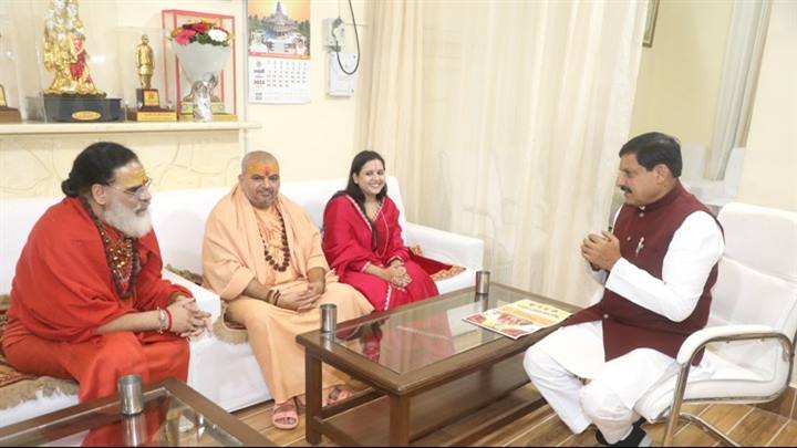 मुख्यमंत्री डॉ यादव से संतों ने भेंट की